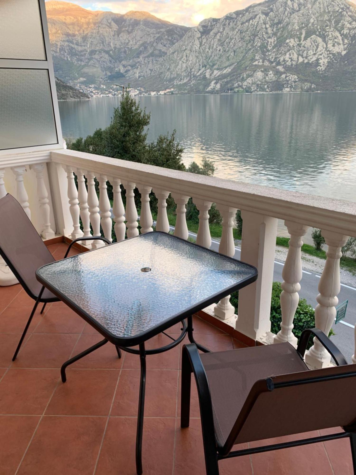 Apartments Villa Radonic Donji Morinj Esterno foto